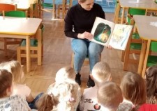 Powiększ zdjęcie Bibliotekarka czyta przedszkolakom