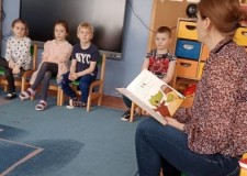 Powiększ zdjęcie Bibliotekarka czyta dzieciom opowiadanie