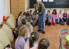 Powiększ zdjęcie Bibliotekarka pokazuje książkowe nowości