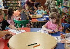 Powiększ zdjęcie dzieci podczas zajęć w bibliotece