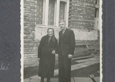 Powiększ zdjęcie 8.	Babcia Anny Wygrzywalskiej — Maria oraz wujek Anny Wygrzywalskiej — Karol