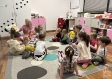 Powiększ zdjęcie Maluchy słuchają opowieści