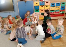 Przejdź do - Bibliotekarka%20prezentuje%20dzieciom%20ksiązkę%20Karuzele%20Pop-up