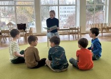 Przejdź do - Bibliotekarka%20czyta%20przedszkolakom