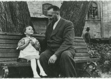 Powiększ zdjęcie Mikołaj Terlecki z wnuczką Bożeną w Złoczowie w 1943 roku