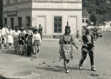 Powiększ zdjęcie „Żakinada” około 1960 roku. Na przodzie po prawej jako Indianin Małgorzata Szczerbań-Habelak i Małgorzata Jędrych (Kosiba)