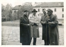 Powiększ zdjęcie Nauczyciele Liceum Ogólnokształcącego im. M. Kromera. Od lewej: Stanisław Zabierowski, Stanisław Motyka, Bronisław Kawałek, Franciszek Rusinek