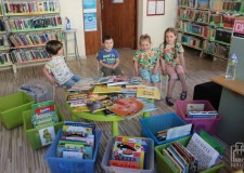 Powiększ zdjęcie Mali klubowicze poznają księgozbiór wypożyczalni dla dzieci