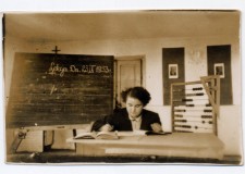 Powiększ zdjęcie Wanda Zachariasz jako nauczycielka w szkole w Kwiatonowicach