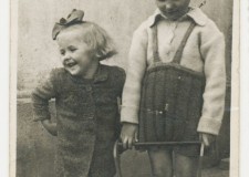 Powiększ zdjęcie Ewa i Lenka (Helena) Perhun (od lewej)