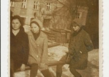 Powiększ zdjęcie W Gliniku Mariampolskim  (z prawej Lenka)
