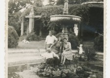 Powiększ zdjęcie Przy pałacu Długosza w Siarach: siedzi nauczyciel matematyki p. Radwański,    stoi ojciec obok mamy Ewy Krauze