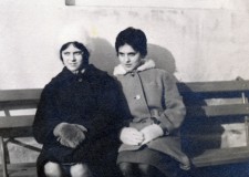 Powiększ zdjęcie Od lewej: Krystyna Klehr (Janik) i Małgorzata Szczerbań (Habelak) około 1963 roku przed budynkiem Pogotowia Ratunkowego przy ul. Cichej w Gorlicach