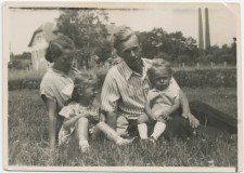 Powiększ zdjęcie Zbigniew i Wanda Papużyńscy z synem Ryszardem i siostrzenicą Iwoną w 1954 roku