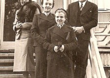 Powiększ zdjęcie Franciszek i Olga Rzihowie z córką Marysią i jej przyjaciółką Marysią Boczkówna przed Patrią w Krynicy