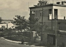 Powiększ zdjęcie Rzihówka od strony ulicy, widok z góry w 1937 r., ulica Legionów na dole 