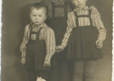 Powiększ zdjęcie Rodzeństwo Świradów około 1948 roku: Andrzej, Anna i Maria