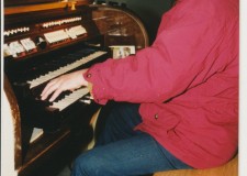 Powiększ zdjęcie Andrzej Świrad jako organista w kościele pw. św. Andrzeja Boboli.
