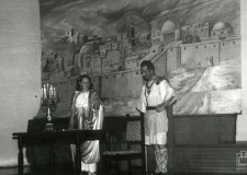 Powiększ zdjęcie Andrzej Świrad jako Piłat w przedstawieniu w kaplicy kościoła św. Andrzeja Boboli w Gorlicach (ok. 1988 r.)