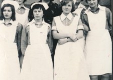 Powiększ zdjęcie Rok szkolny 1976/77 — uczennice II klasy Liceum Medycznego, założonego w gorlickim „Ekonomiku” (w środku Stefania Ciecięręga-Gazda)