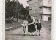 Powiększ zdjęcie Niania Frania z dziećmi Ewą i Leszkiem (1941 r.) (w tle budynek Szkuratów, potem Biegów)