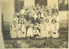 Powiększ zdjęcie I Komunia Święta (maj 1943 r.). W pierwszym rzędzie, druga od lewej Maria Tokarz, po mężu Wędrychowicz — mama Lucyny, ks. Wacław Izbiński, Maria Tokarzówna — wychowawczyni