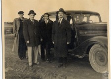 Powiększ zdjęcie W Gliniku w latach 60. XX w.; od prawej: Roman Sylwester, Roman Grądalski, Ludwik Falarz — ojciec Zofii, Franciszek Przepióra
