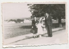 Powiększ zdjęcie 3. Rodzina Pionów: Stefania, Adolf i córka Teresa, I komunia, w tle ul. Szpitalna, ok. 1947 r.