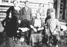 Powiększ zdjęcie Siedzą: babcia Danuty — Wiktoria Kosiba z mężem Grzegorzem w Krygu