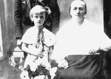 Powiększ zdjęcie Teofila Białoń — babcia Danuty z synem Janem — ojcem Danuty i córką Heleną; Libusza, ok. 1928 rok