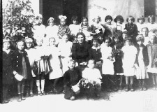 Powiększ zdjęcie Klasa Szkoły Podstawowej w Libuszy z nauczycielką panią Sławoszewską; z kwiatami Danuta; ok. 1942 rok