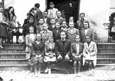 Powiększ zdjęcie 11. Liceum ogólnokształcące w Bieczu z nauczycielem matematyki panem Lamelem; Danuta w pierwszym rzędzie druga od prawej
